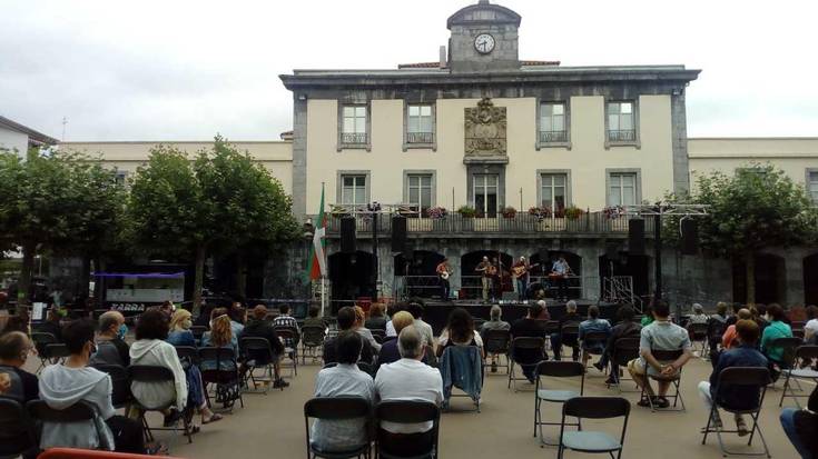 Hodwy taldearen musika doinuek alaitu zuten Erreboteko plaza