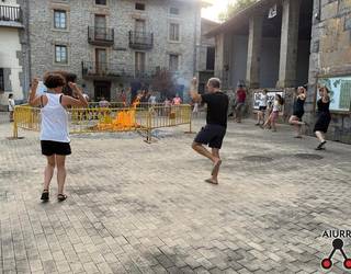Egitaraua moldatuta eta neurri bereziak hartuta ospatu dute San Juan sua Zizurkilgo herrigunean