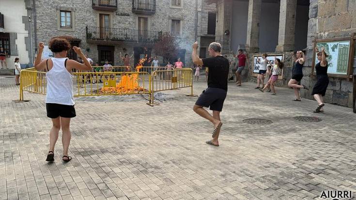 Egitaraua moldatuta eta neurri bereziak hartuta ospatu dute San Juan sua Zizurkilgo herrigunean