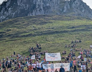 "Mendietan zentral eolikorik ez!" ozen oihukatu zuten Zelatunen