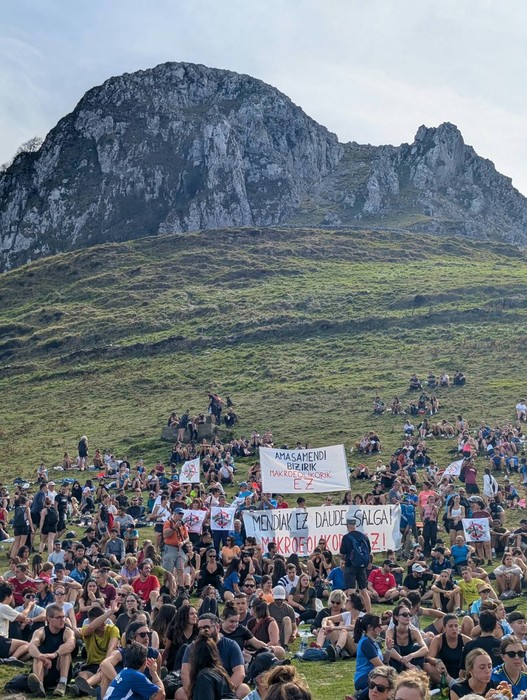 "Mendietan zentral eolikorik ez!" ozen oihukatu zuten Zelatunen