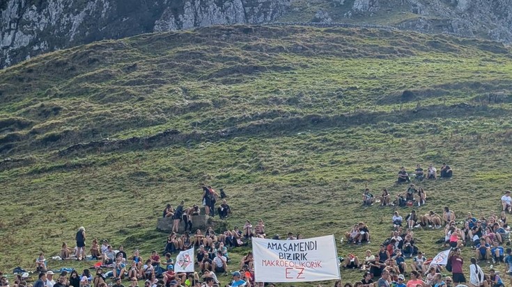 "Mendietan zentral eolikorik ez!" ozen oihukatu zuten Zelatunen