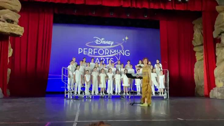 Andoaingo Musika Eskolako gaztetxoak Disneyland Parisen izan dira abesten