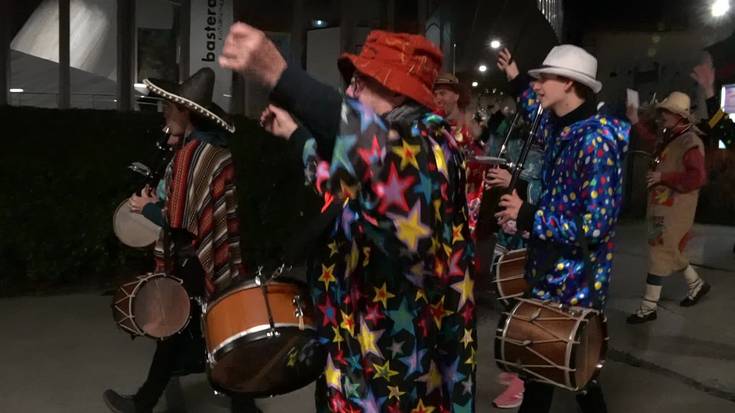 Olagaingo txistularien eta Udal Musika Eskolako musikari eta abeslarien kalejira, Ostegun Gizenean