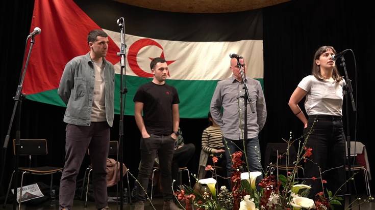 Sahararen aldeko bertso saioan Aitor Etxebarriazaga, Joanes Illarregi, Aitor Mendiluze eta Maider Arregi, Saharara bizikletan