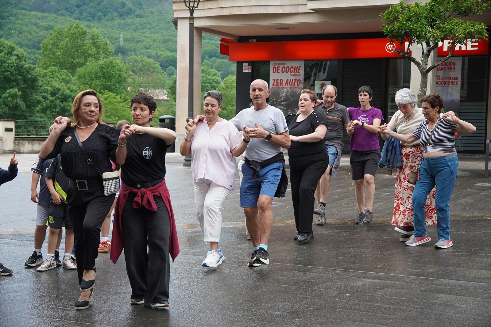 Plaza dantzekin gozatuko dute larunbat arratsaldean