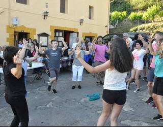 Helduentzako dantza ikastaroa antolatu du Bukalai dantza taldeak