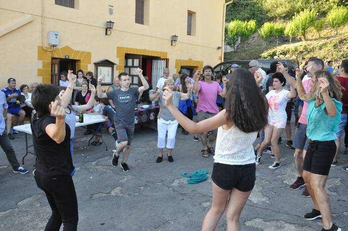 Helduentzako dantza ikastaroa antolatu du Bukalai dantza taldeak