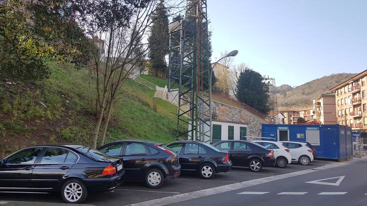 Aparkalekuak ezingo dira erabili dorre elektrikoa aldatzeko lanek iraun bitartean