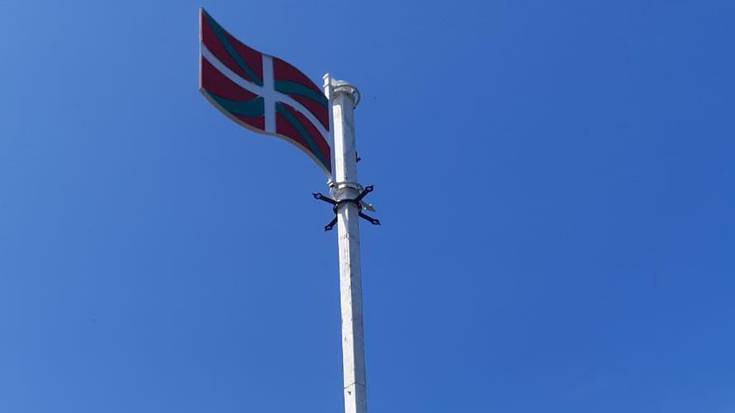 Abertzale talde batek ikurrina eskegi du Buruntzan