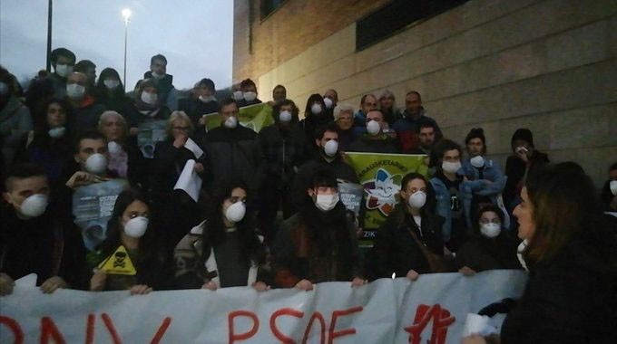 "Ustelkeria eta interes pribatuen aurrean, bizitzak erdigunean jarriko dituen ereduaren alde egiten jarraituko dugula garbi esan nahi dugu"