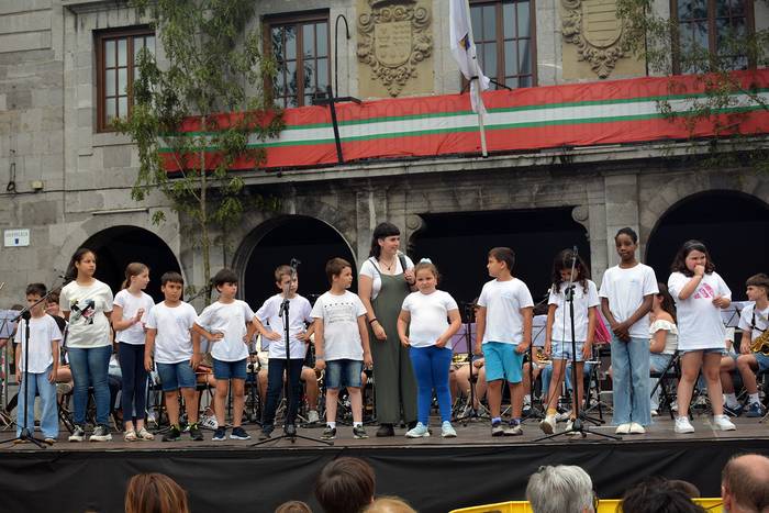 Mugaz-eko musikari gazteek eta Ondarretako ikasleek Mirari Irurtzunen "Andoain" abestia estreinatu dute