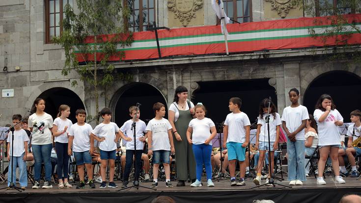 Mugaz-eko musikari gazteek eta Ondarretako ikasleek Mirari Irurtzunen "Andoain" abestia estreinatu dute