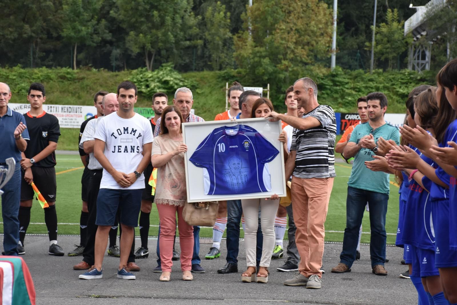 Joxean Huiziri omenaldia Ubitarte futbol zelaian