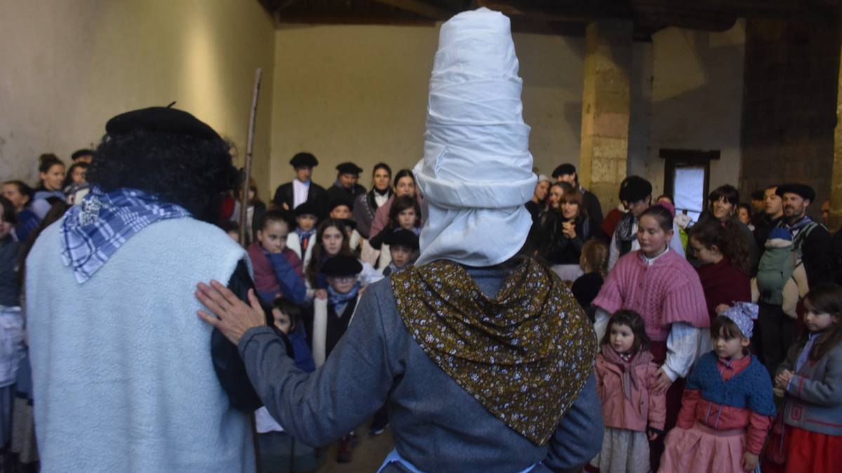 Buztinbailaran barrena kantu erronda egin ondoren, Olentzero eta Mari Domingiren bisita jaso dute Zizurkilen