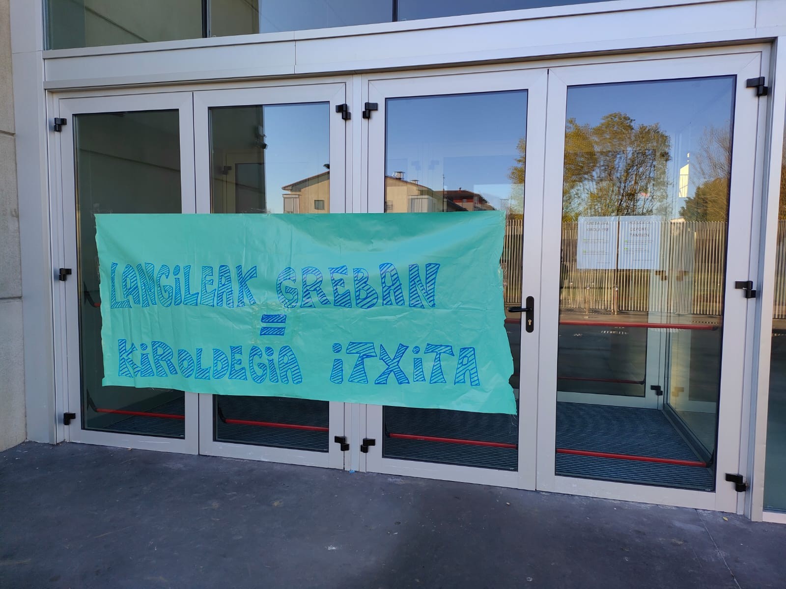 Babesa adierazi die kiroldegiko langileei Urnietako Elkartasun Ekimenak