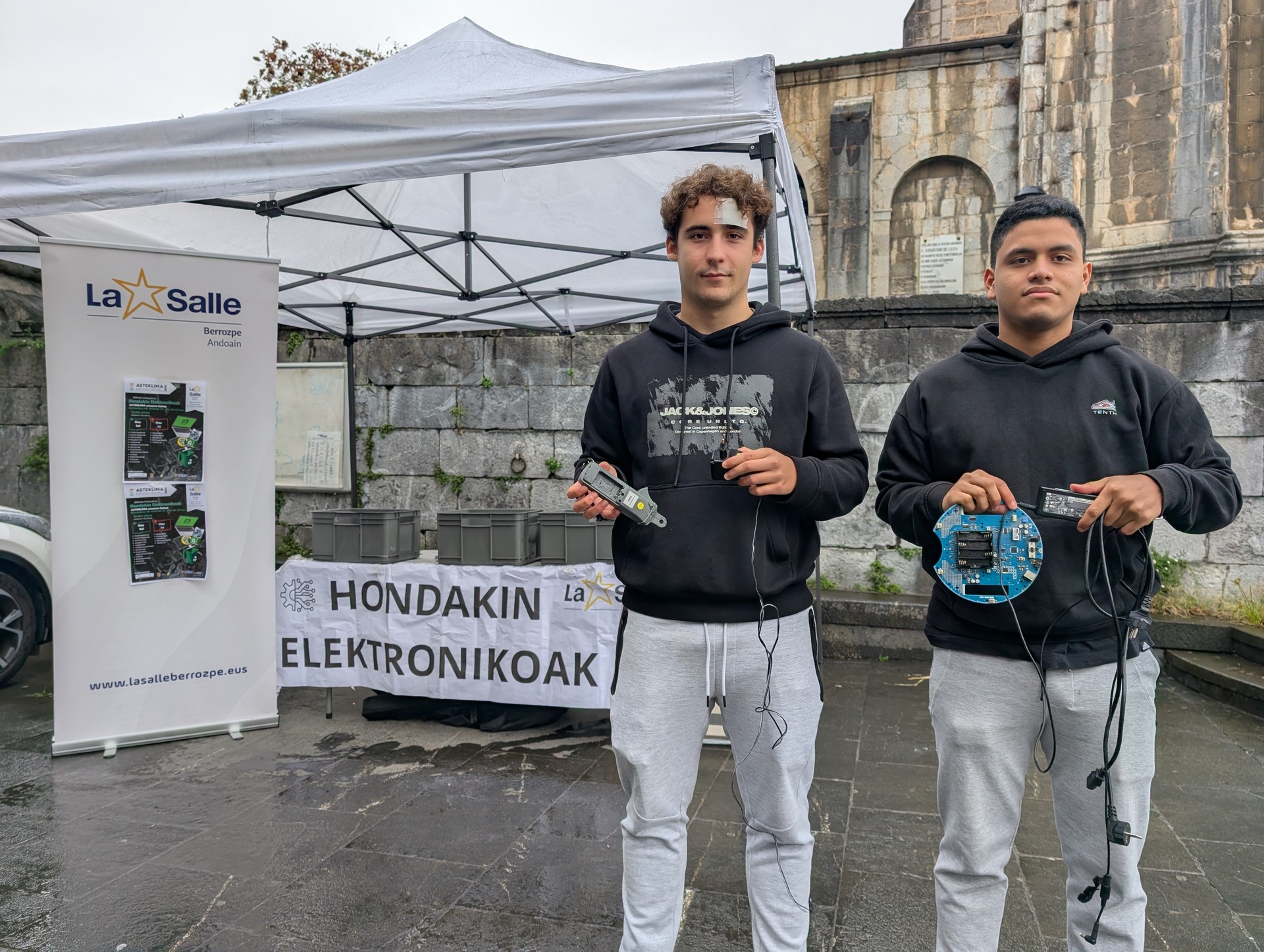 Hondakin elektronikoen bilketa egiten ari dira La Salle Berrozpe ikastetxeko ikasleak