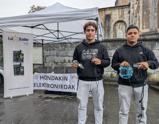 Hondakin elektronikoen bilketa egiten ari dira La Salle Berrozpe ikastetxeko ikasleak