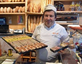 “Bezeroei esker atera gara aurrera”