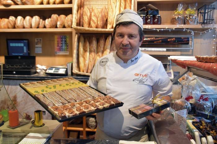 “Bezeroei esker atera gara aurrera”