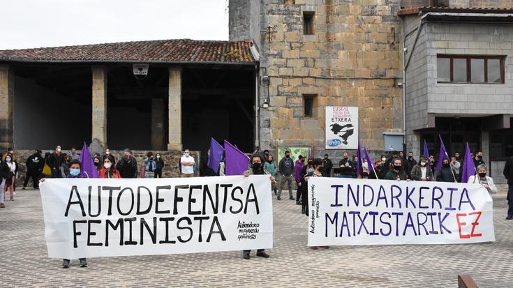 Aiztondoko Mugimendu Feministak deituta eraso matxistaren aurkako elkarretaratzea egin da Zizurkilen