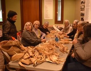 Arto hostoak lantzen ikasten