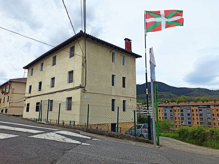 Goiburun ikurrina berritu dute, auzoko gudariak gogoratuz