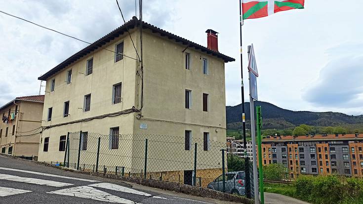 Goiburun ikurrina berritu dute, auzoko gudariak gogoratuz