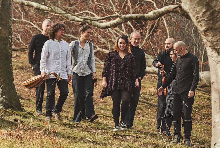 Euskal Barrok Ensemble taldea herriko abeslari haur eta gazteekin Basteron, igandean