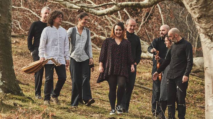 Euskal Barrok Ensemble taldea herriko abeslari haur eta gazteekin Basteron, igandean