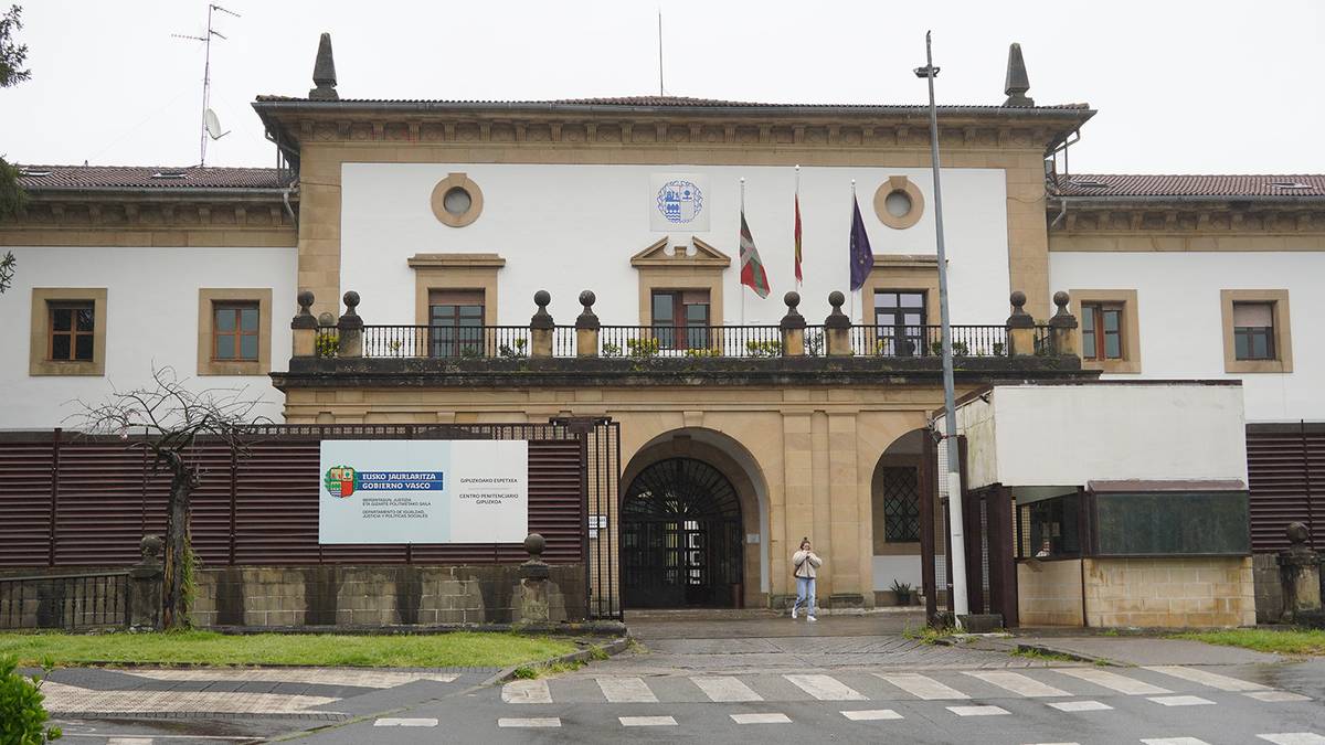 Martuteneko espetxea "Memoria Gune" izendatzea eskatu diete Jaurlaritzari eta Donostiako Udalari