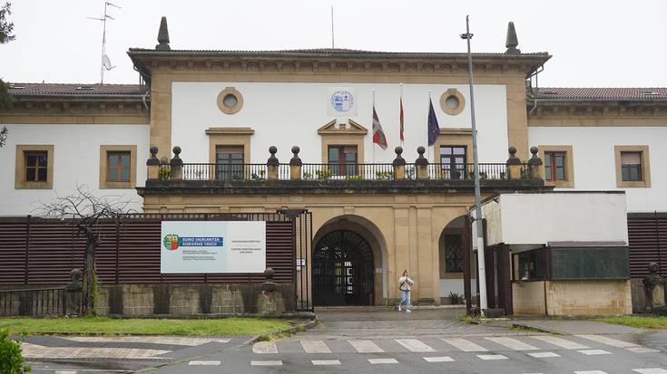 Martuteneko espetxea "Memoria Gune" izendatzea eskatu diete Jaurlaritzari eta Donostiako Udalari