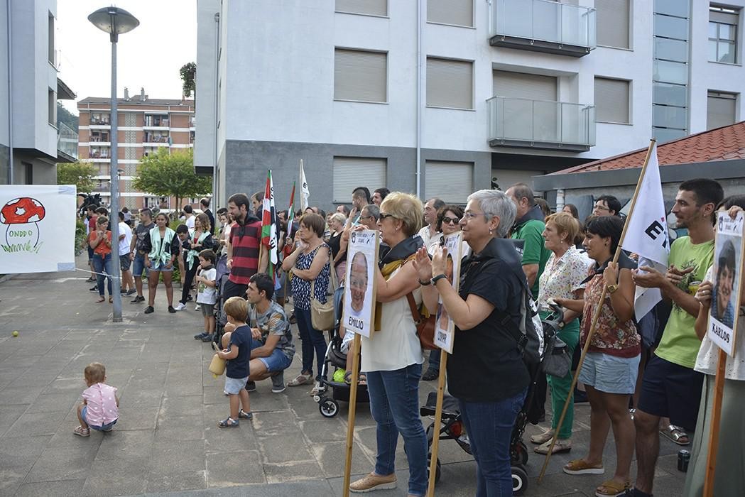 Gazte asanbladak txupinazo alternatiboa bota du Onddo plazan