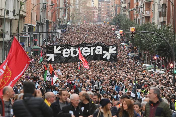 Larunbatean Bilboko kaleak itxaropenez betetzeko deia egiten dugu