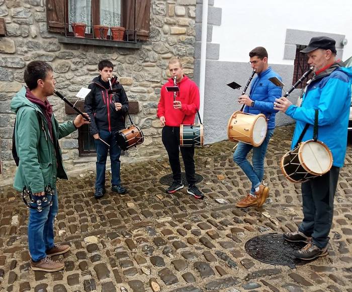 Loatzo musika eskolako txistulariak Burgin egon dira asteburuan