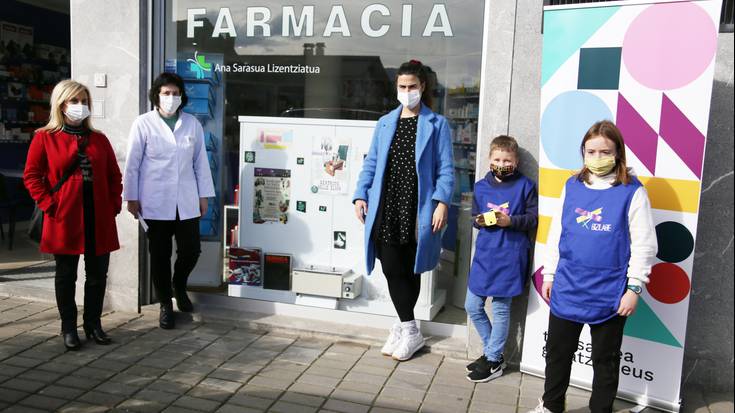 Tolosaldeko komertzioek eta gazteek ‘Emakume eta Neska Zientzialarien Nazioarteko Egunarekin’ bat egin dute