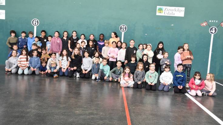 Jolasean eta kirol ezberdinetan aritu dira gaur Zizurkilgo gaztetxoak