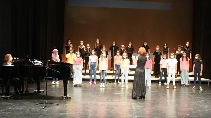 Udal Musika Eskolako txikien eta gazteen abesbatzak, elkarrekin kantuan