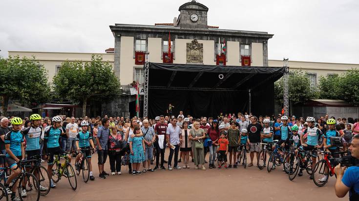 Gaitzespen agerraldia egin du Villabonako Udalak hildakoen senide, lagun eta txirrindularitza munduko zenbait ordezkariz lagunduta