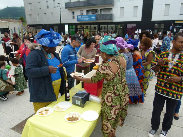 Afrikar festa koloretsua larunbatean