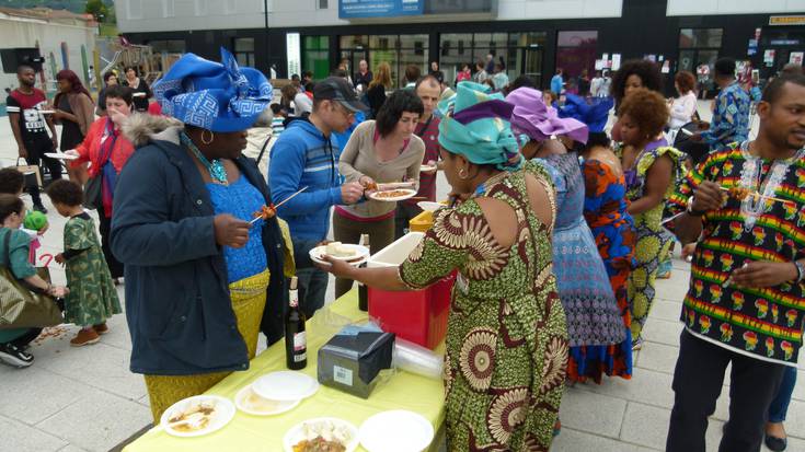 Afrikar festa koloretsua larunbatean