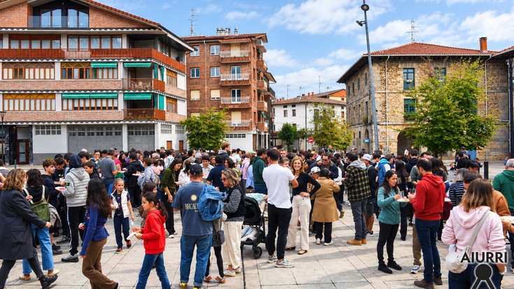 Kulturarteko Festak harrera beroa egin die Asteasura iritsi berri diren herritarrei