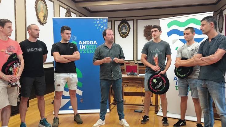 Euskal Herriko pala txapeldunei harrera udaletxean