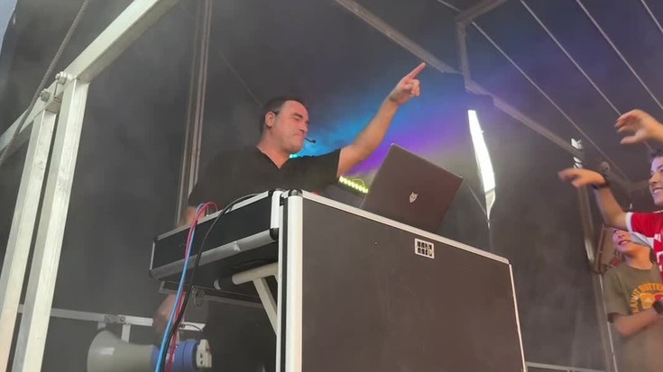 DJ Xaiborrek dantzan eta kantuan jarri zituen festazaleak.