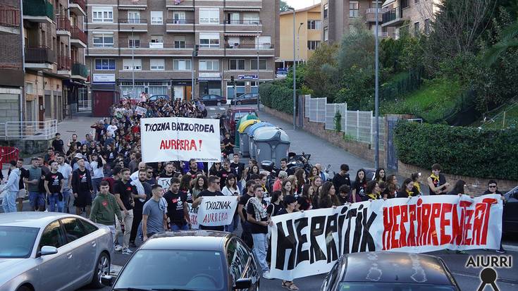 Manifestazio jendetsua egin dute, Txosna Batzordeak deituta