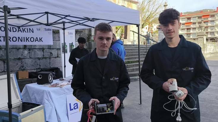 La Salle Berrozpe ikastetxeko ikasleen hondakin elektronikoen biltokia Goikoplazan