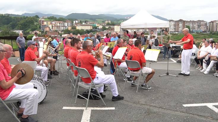 Gora Kaletxiki Banda Buruntzako jaietan: "Un beso y una flor" (Nino Bravo)