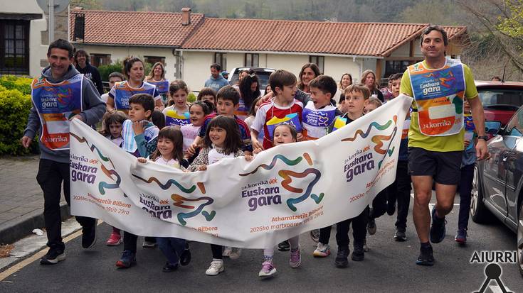 Korrika bizi-bizia egin dute Adunako kaleetan