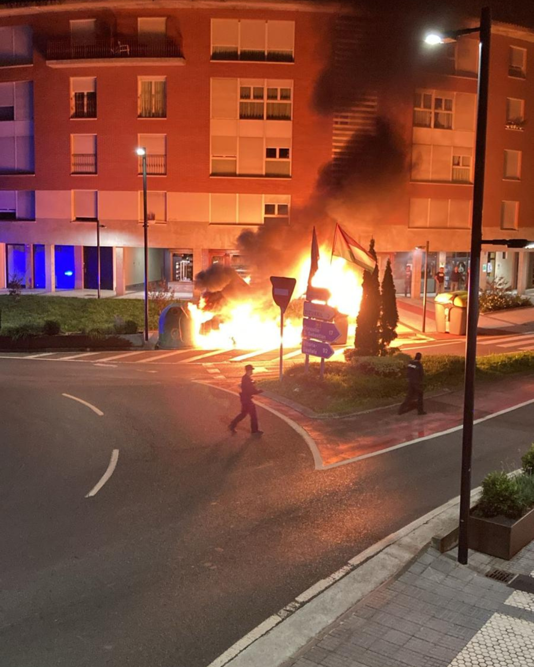 Bigarren gauez jarraian, edukiontziei su eman diete