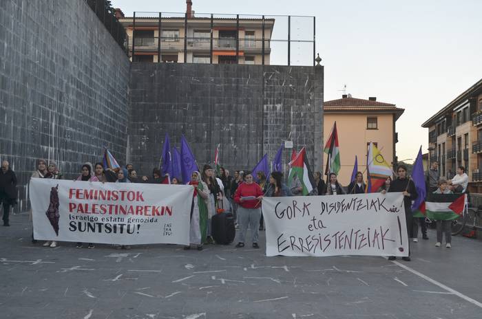 "Feministok Palestinarekin" elkarretaratzea egin dute Goikoplazan